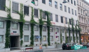 Schule in der Burgasse 14-16, 1070 Wien. Hier soll das Haus zur güldenen Schlange gestanden sein.