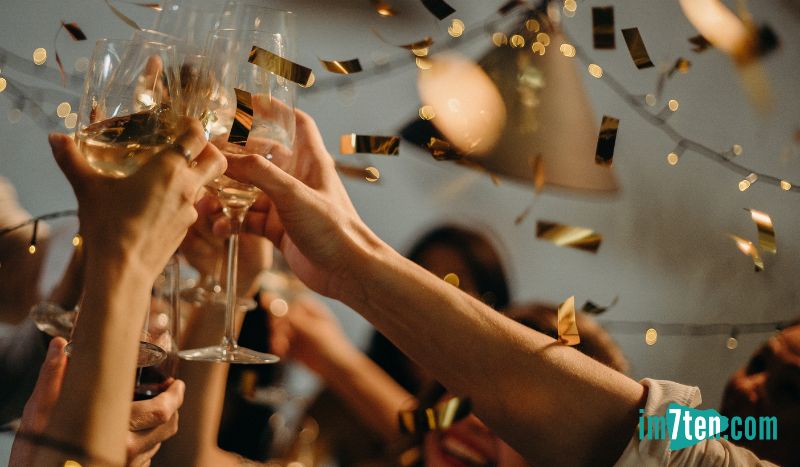 Wir feiern zu Silvester mit Sekt, Glücksbringern und Fondue. Erfahre mehr über Silvesterbräuche rund um die Welt.