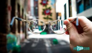 Brillengeschäfte im 7ten. Erfahrt hier, warum es so viele Optiker:innen in den 7. Bezirk verschlagen hat. Foto: Josh Calabrese von Unsplash