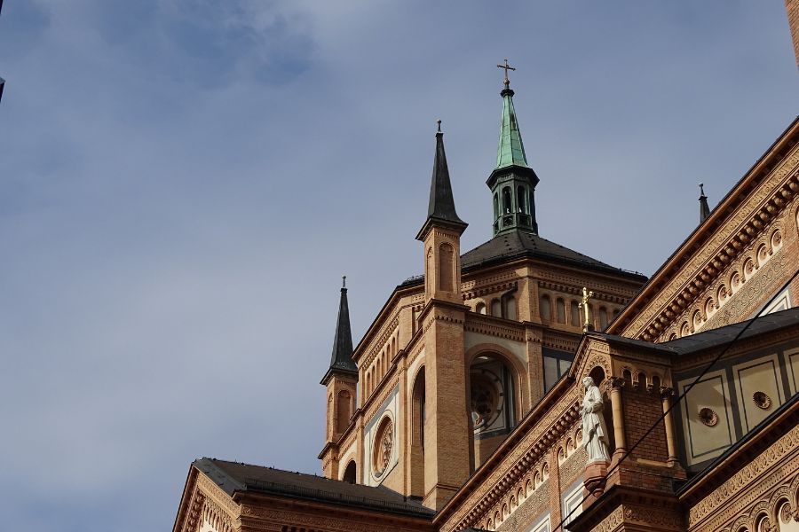 Die Altlerchenfelder Kirche zu den Sieben Zufluchten steht am Ceija-Stoika-Platz.