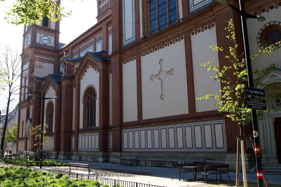 Der Ceija-Stojka-Platz vor der Altlerchenfelder Kirche. Auf dem Platz vor der Kirche (etwas weiter links als der Bildausschnitt zeigt) findet jeden Freitag der Lerchenfelder Bauernmarkt statt. Foto: Veronika Fischer