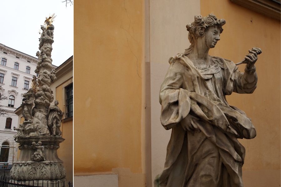 Die Dreifaltigkeitssäule (links im Bild) steht vor dem Chor der St.-Ulrichs-Kirche.