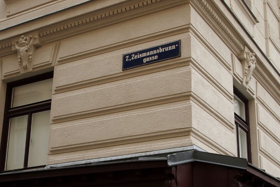 Die Zeismannsbrunngasse erinnert an den früheren Namen der Siedlung, die im heutigen Bezirksteil St. Ulrich lag.