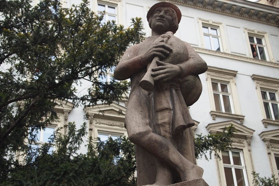 Die Statue des Lieben Augustin steht in der Kellermanngasse Ecke Neustiftgasse.