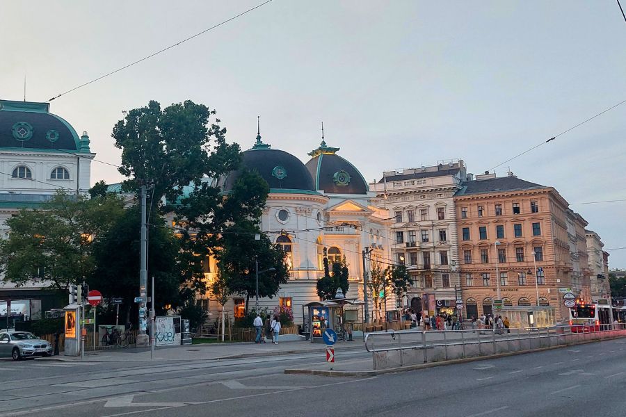 Das Wiener Volkstheater steht im 7. Bezirk im Bezirksteil Spittelberg.