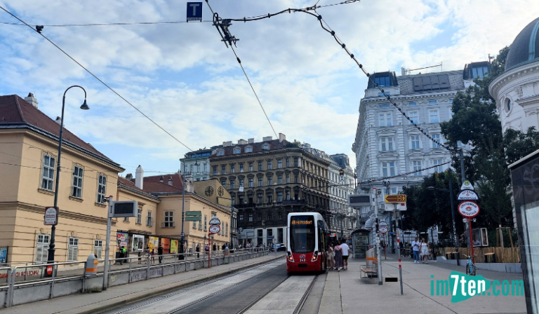 Die Straßenbahnlinie 49 fährt zwischen Volkstheater und MuseumsQuartier hinauf Richtung Urban-Loritz-Platz.