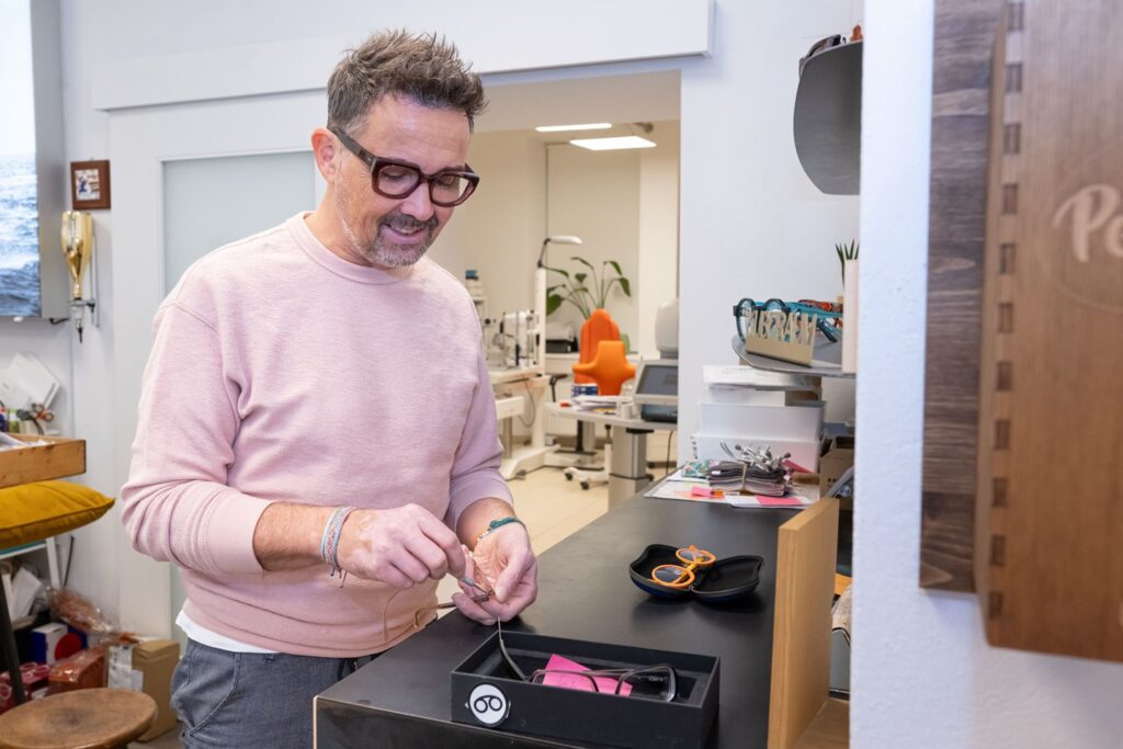 Michael Reishofer stellt die Schrauben für ein besonderes Seherlebnis. Foto: © Michaela Krauss-Boneau