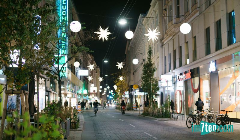 Leuchtende Kugelnd und Herrnhuter Sterne beleuchten die Neubaugasse im Advent.