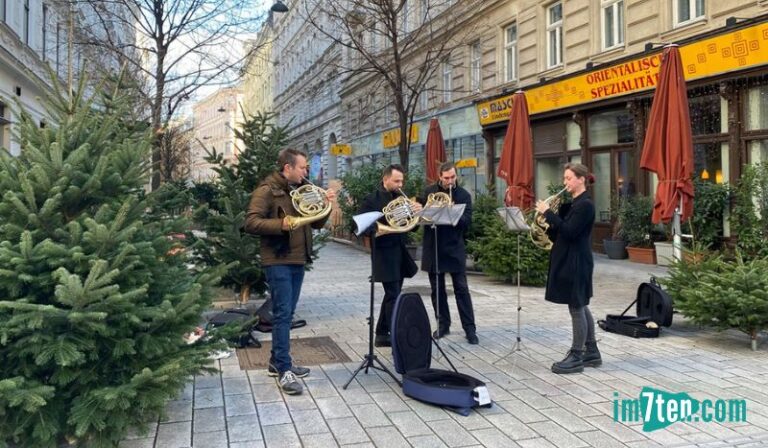 Das Hornquartett ist am 24. Dezember im 7. Bezirk unterwegs.