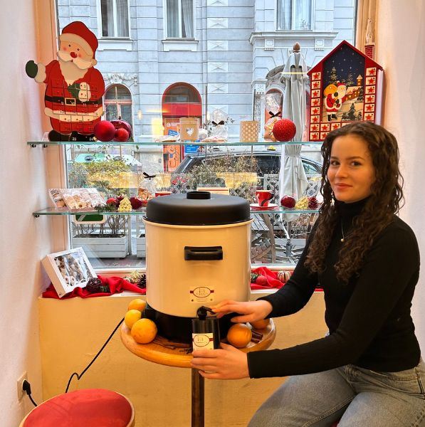 An den Adventsamstagen steht Punsch auf der Getränkekarte des Café frömmel. Den kann man sich auch zum Mitnehmen in einen Becher oder Tumbler füllen lassen. Foto: © Lena Wustinger