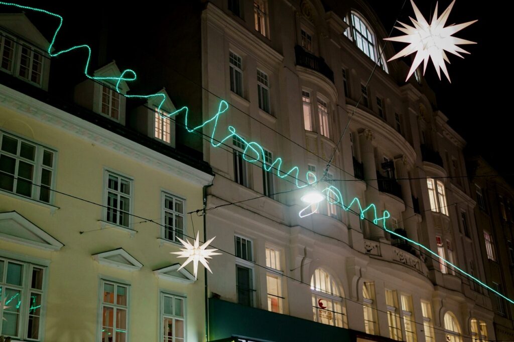 Weihnachtsbeleuchtung in Türkis: Ein Leuchtband führt von den Seitengassen in die Neubaugasse in Wien.